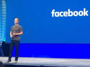壇上に立つZuckerberg